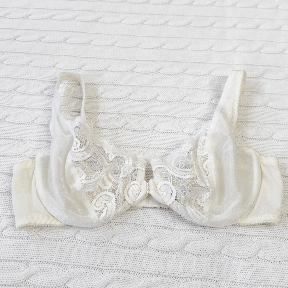 Vintage Valentino Intimo Ivory Lace Pearl Underwire Bra Size 34B Made in USA